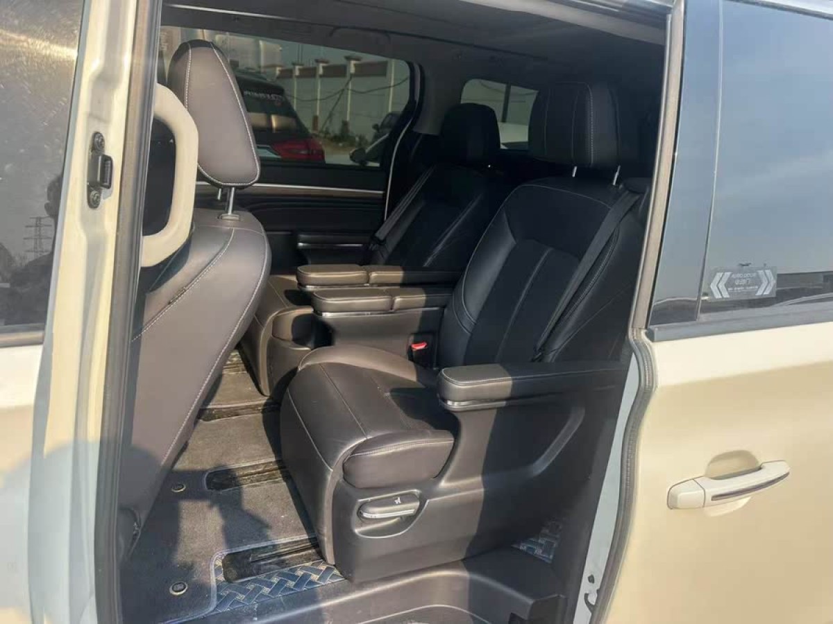 廣汽傳祺 M8  2021款 領(lǐng)秀系列 390T 至尊版圖片