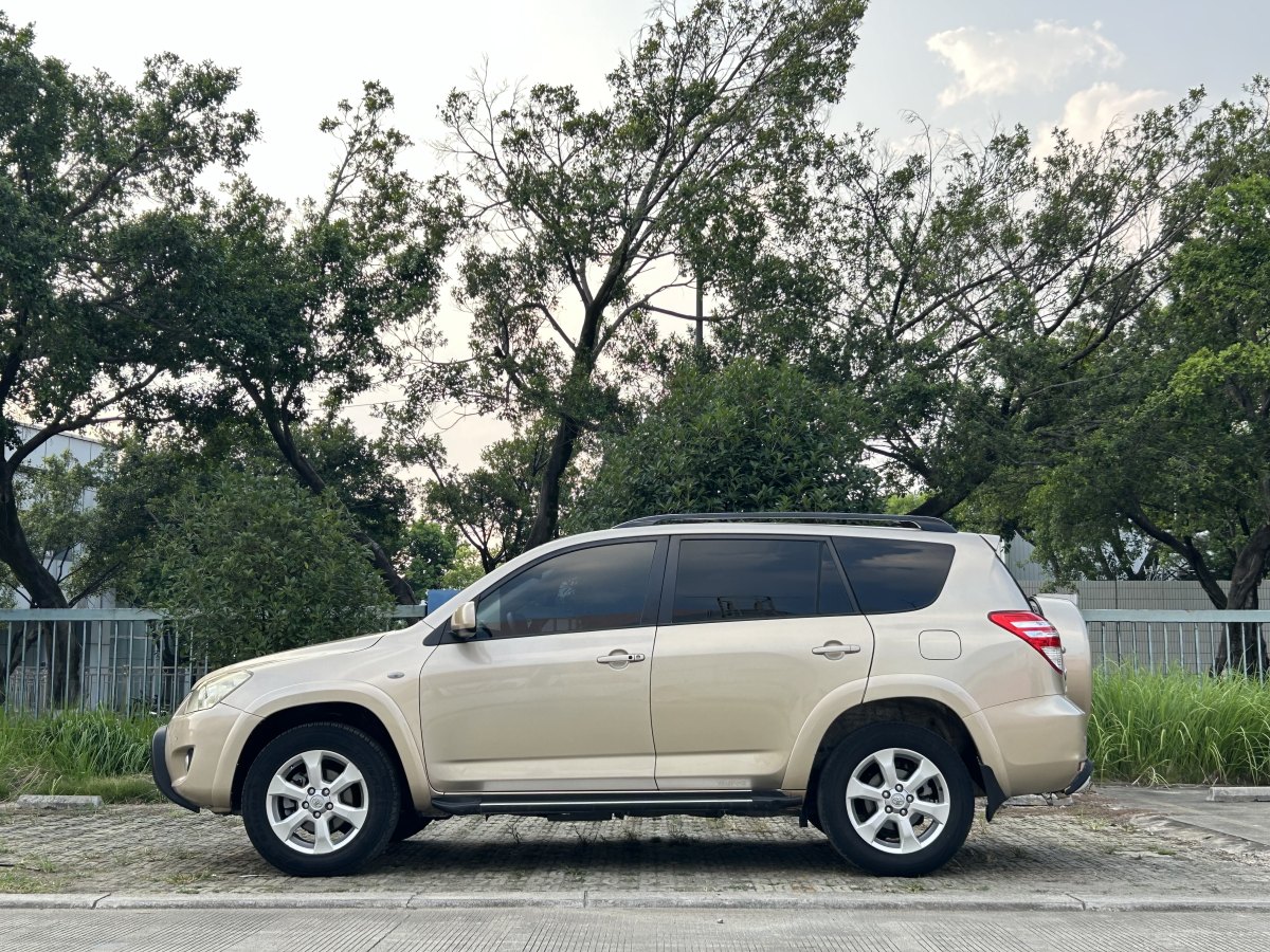 豐田 RAV4榮放  2011款 2.4L 自動四驅(qū)至臻導(dǎo)航版圖片