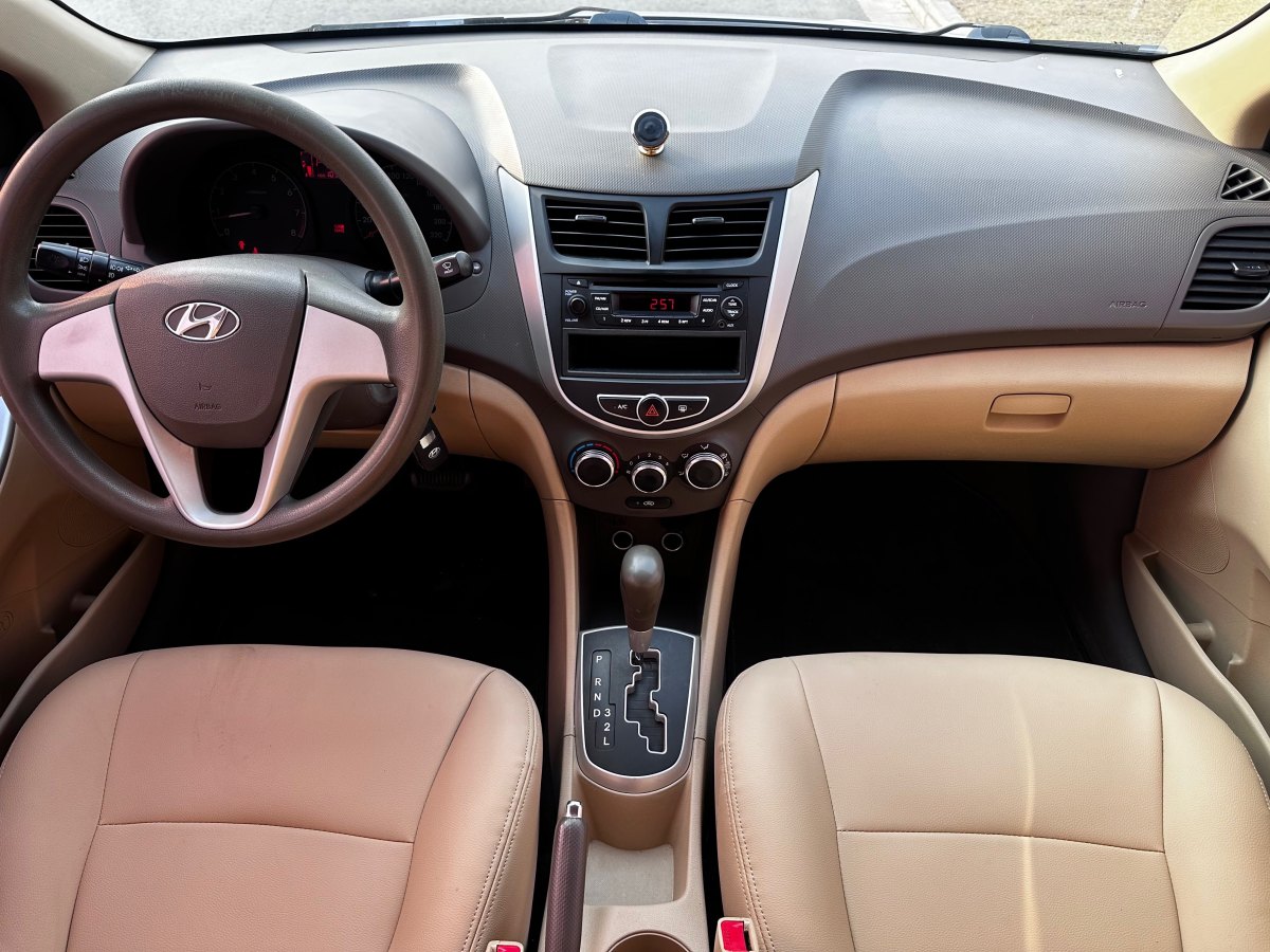 2012年2月现代 瑞纳  2010款 三厢 1.4L 自动舒适型GS