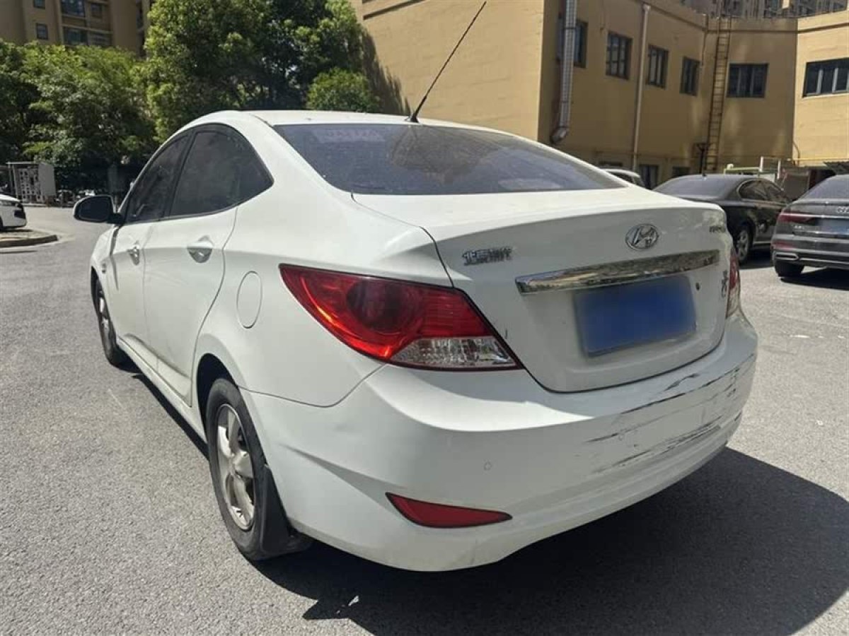 現(xiàn)代 瑞納  2010款 三廂 1.4L 自動時尚型GT圖片