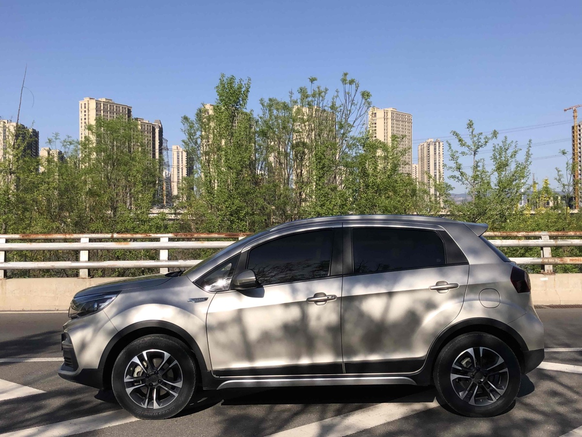 吉利 遠(yuǎn)景X3  2019款  升級(jí)版 1.5L CVT尊貴型圖片