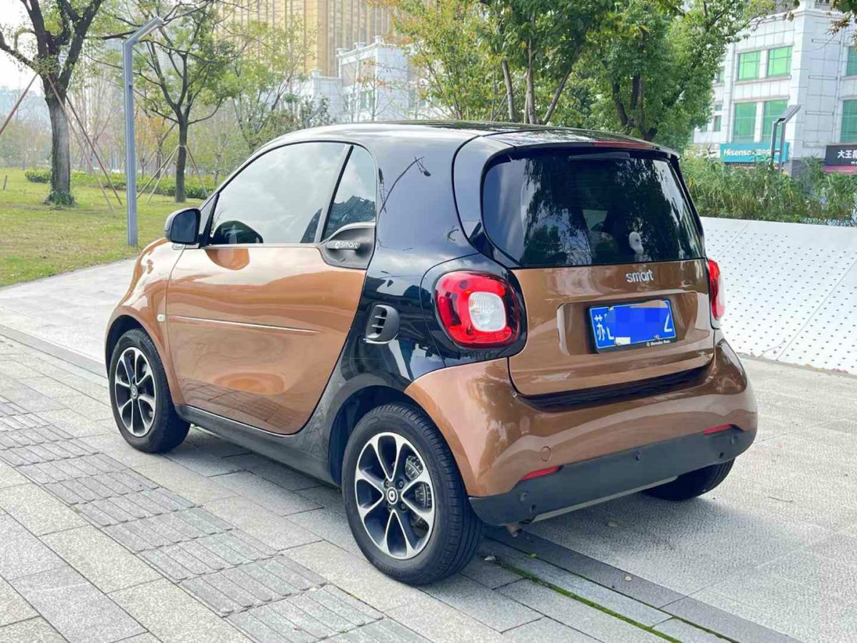 2017年9月smart fortwo  2017款 0.9T 66千瓦灰引力特別版