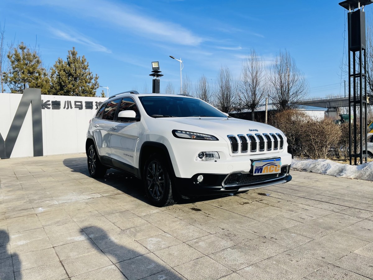 Jeep 自由光  2020款 2.0L 兩驅(qū)經(jīng)典運(yùn)動(dòng)版圖片