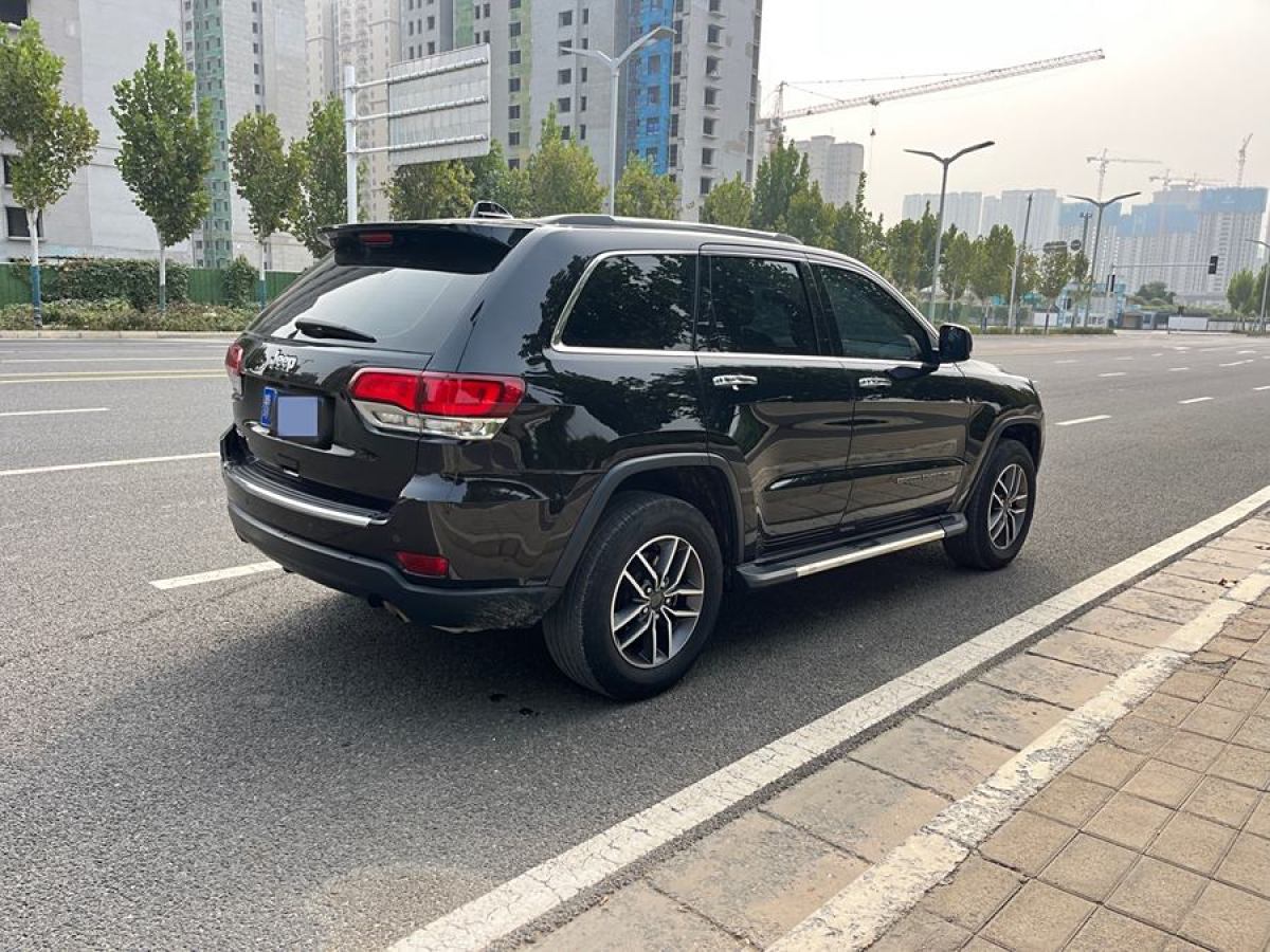 Jeep 大切諾基  2020款 3.0L 專(zhuān)業(yè)導(dǎo)航版圖片