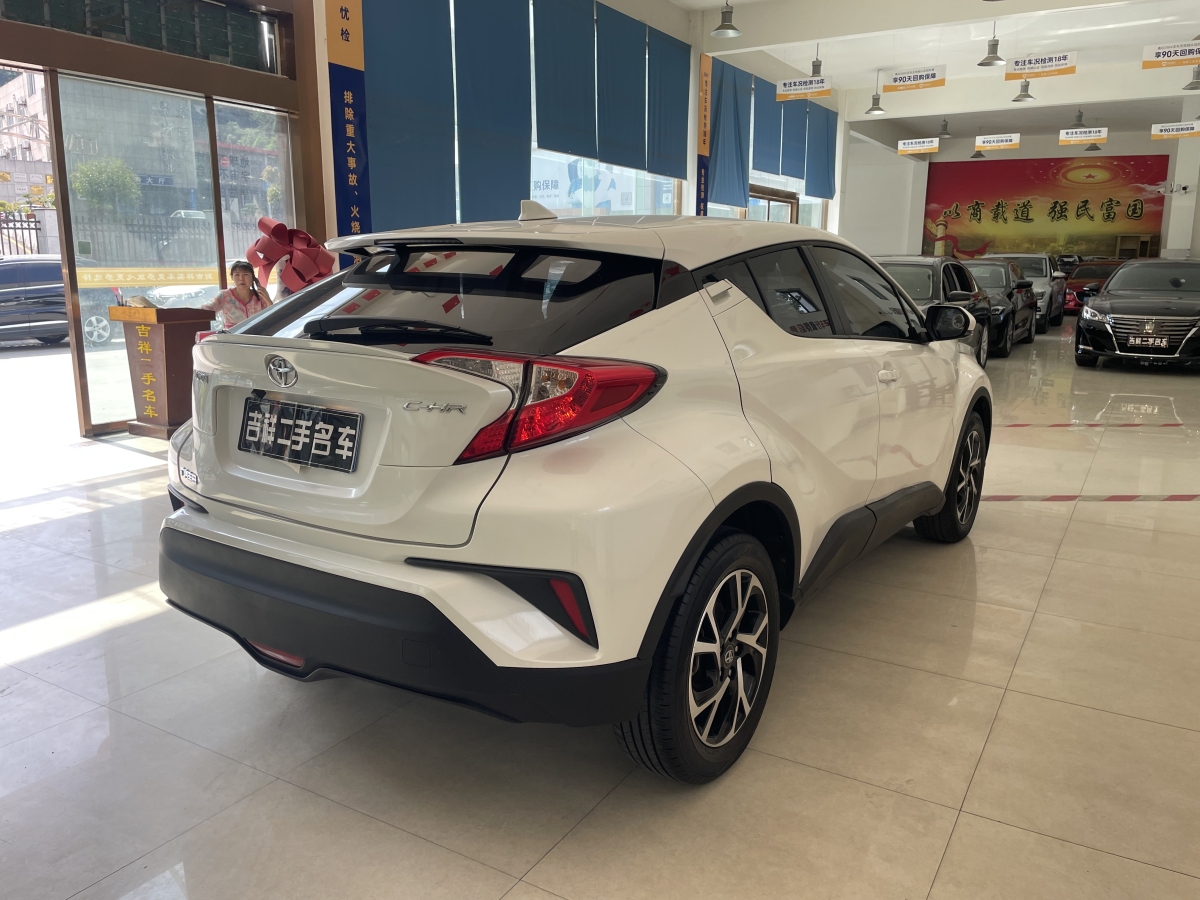 豐田 C-HR  2020款 2.0L 領(lǐng)先版圖片