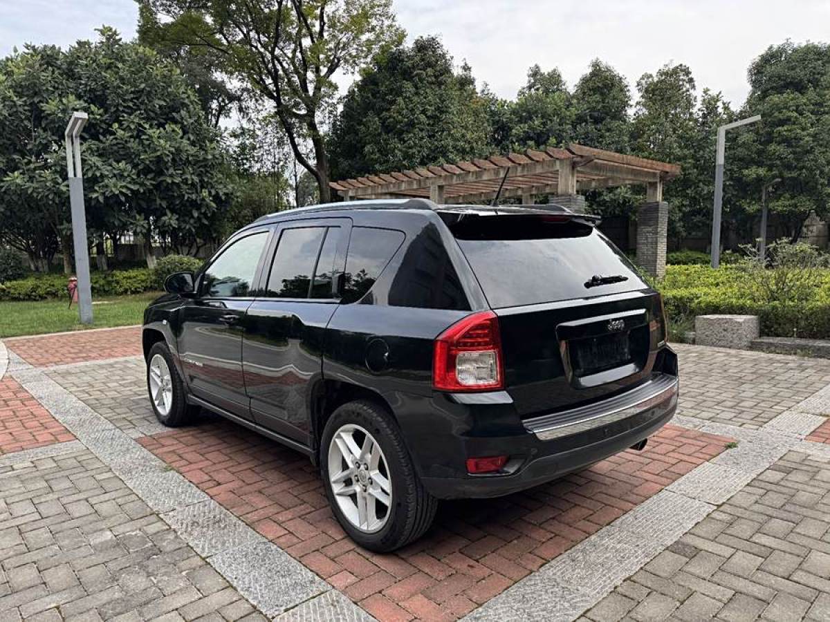 Jeep 指南者  2013款 2.4L 四驅(qū)豪華版圖片