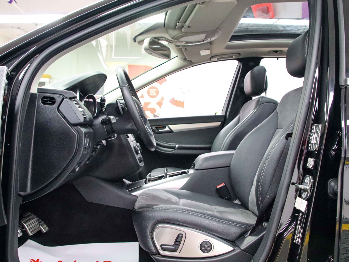 2016年10月奔驰 奔驰R级  2015款 R 320 4MATIC 豪华型