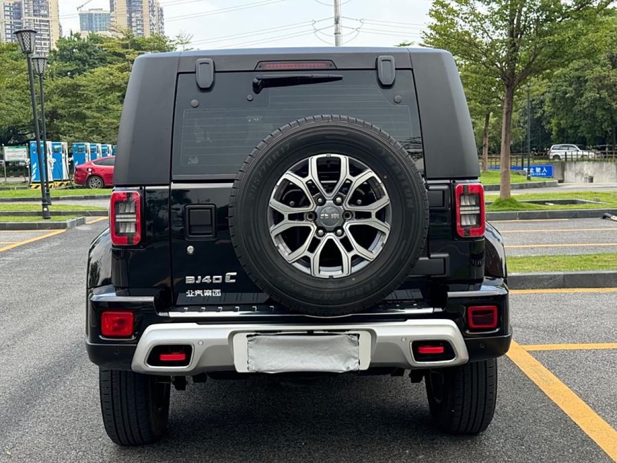 北京 BJ40  2020款 2.0T 自動(dòng)四驅(qū)城市獵人版?zhèn)b客型圖片