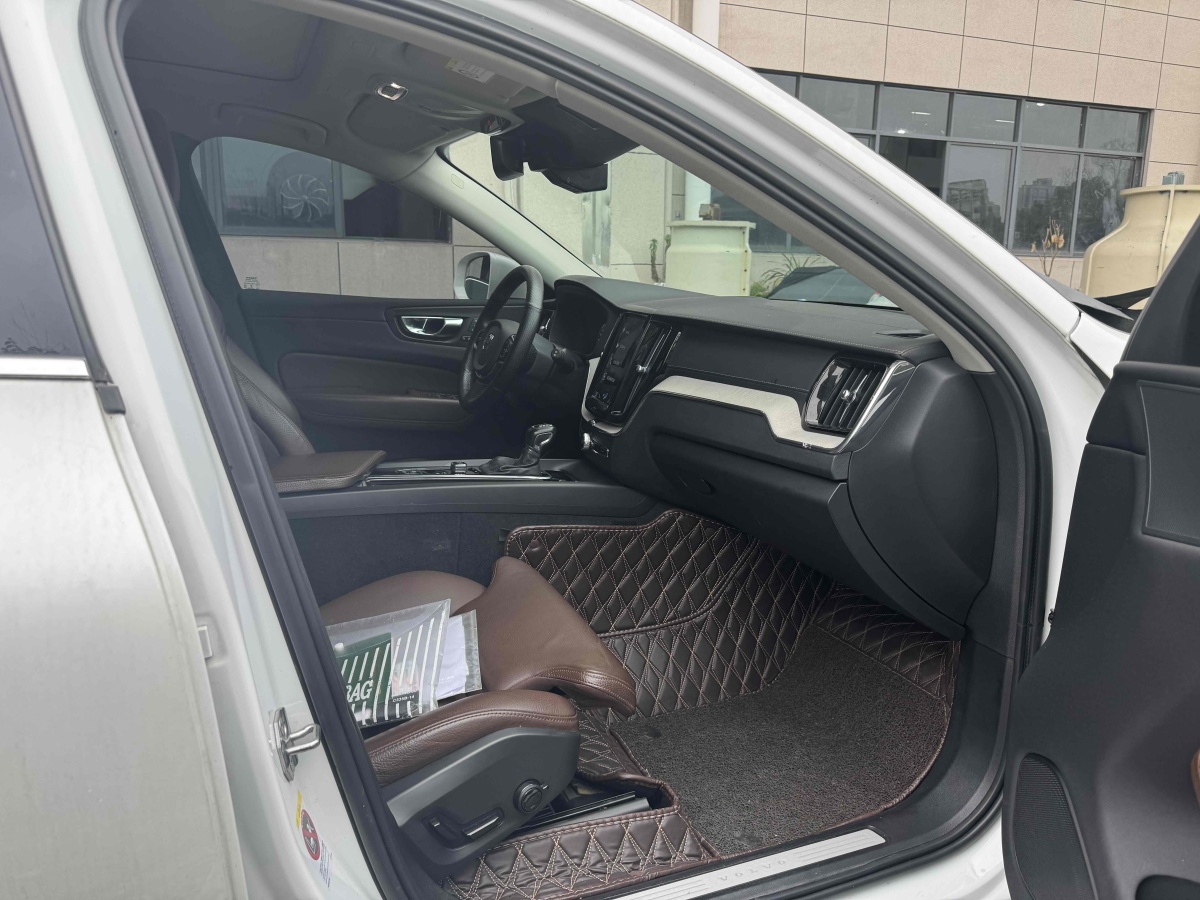 沃爾沃 XC60  2020款 T5 四驅(qū)智遠(yuǎn)豪華版圖片