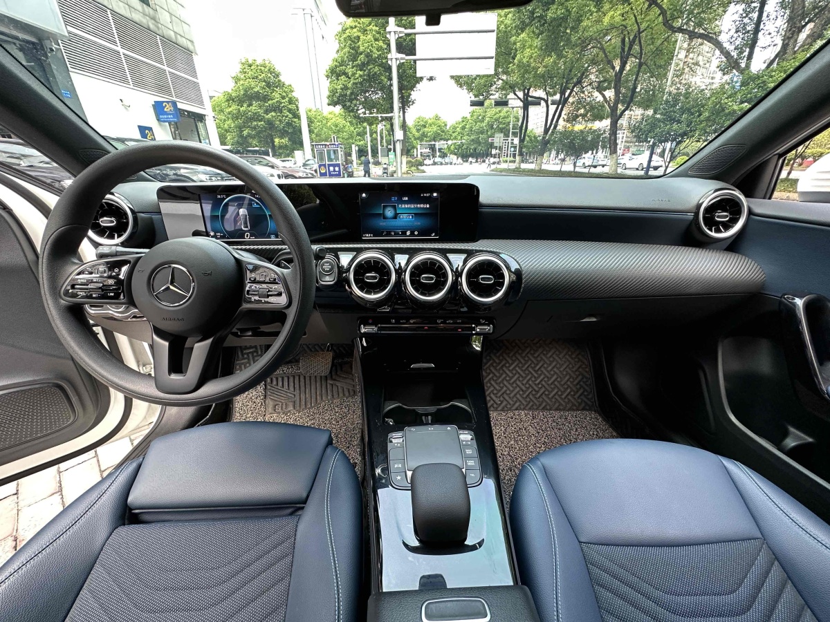 奔驰 奔驰A级  2022款 改款 A 180 L 运动轿车图片