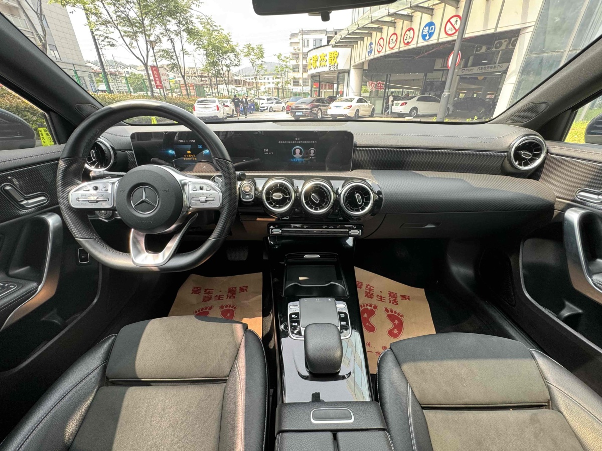 2019年1月奔驰 奔驰A级  2019款  改款 A 200 L 运动轿车