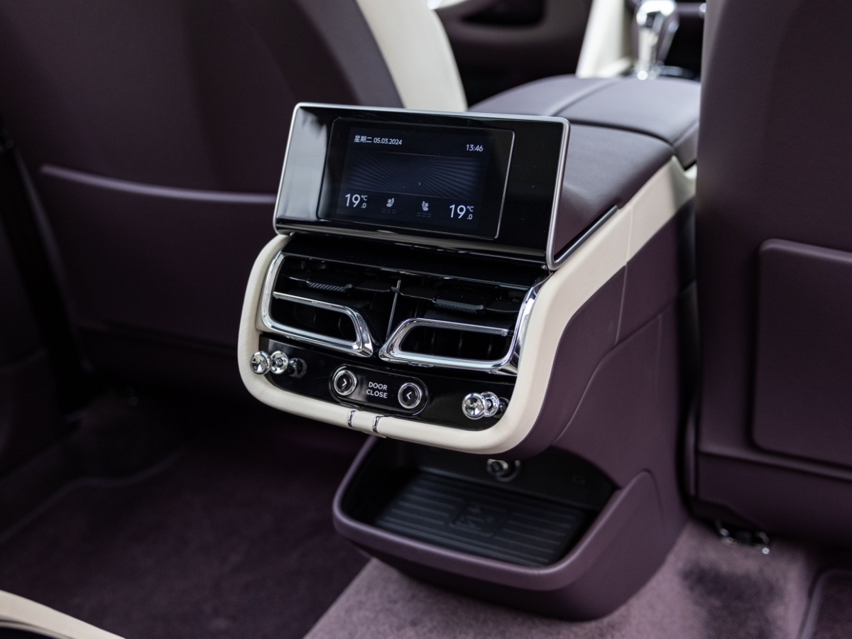 賓利 添越  2023款 4.0T V8 長軸距版圖片