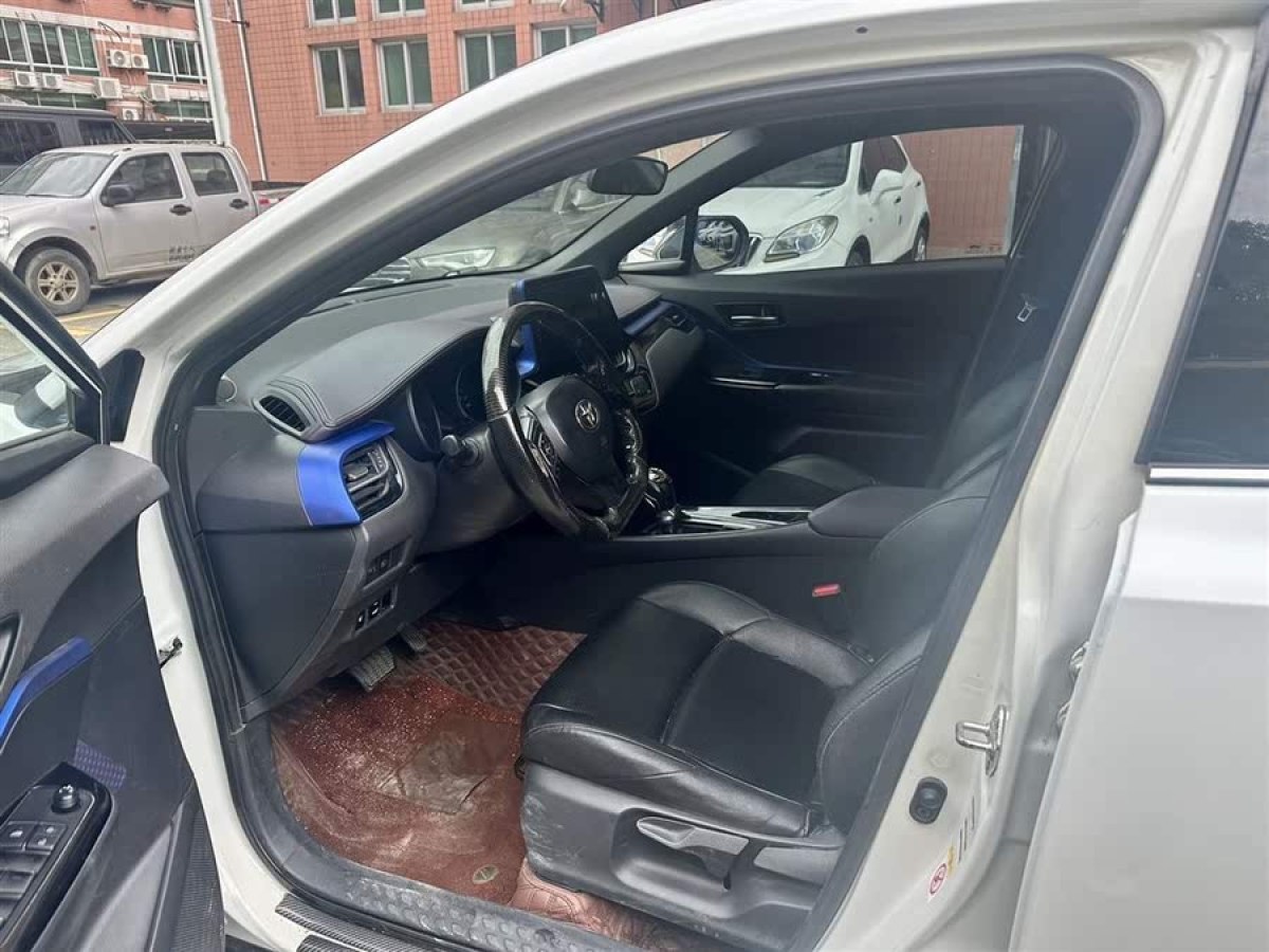 豐田 C-HR  2020款 2.0L 領(lǐng)先版圖片