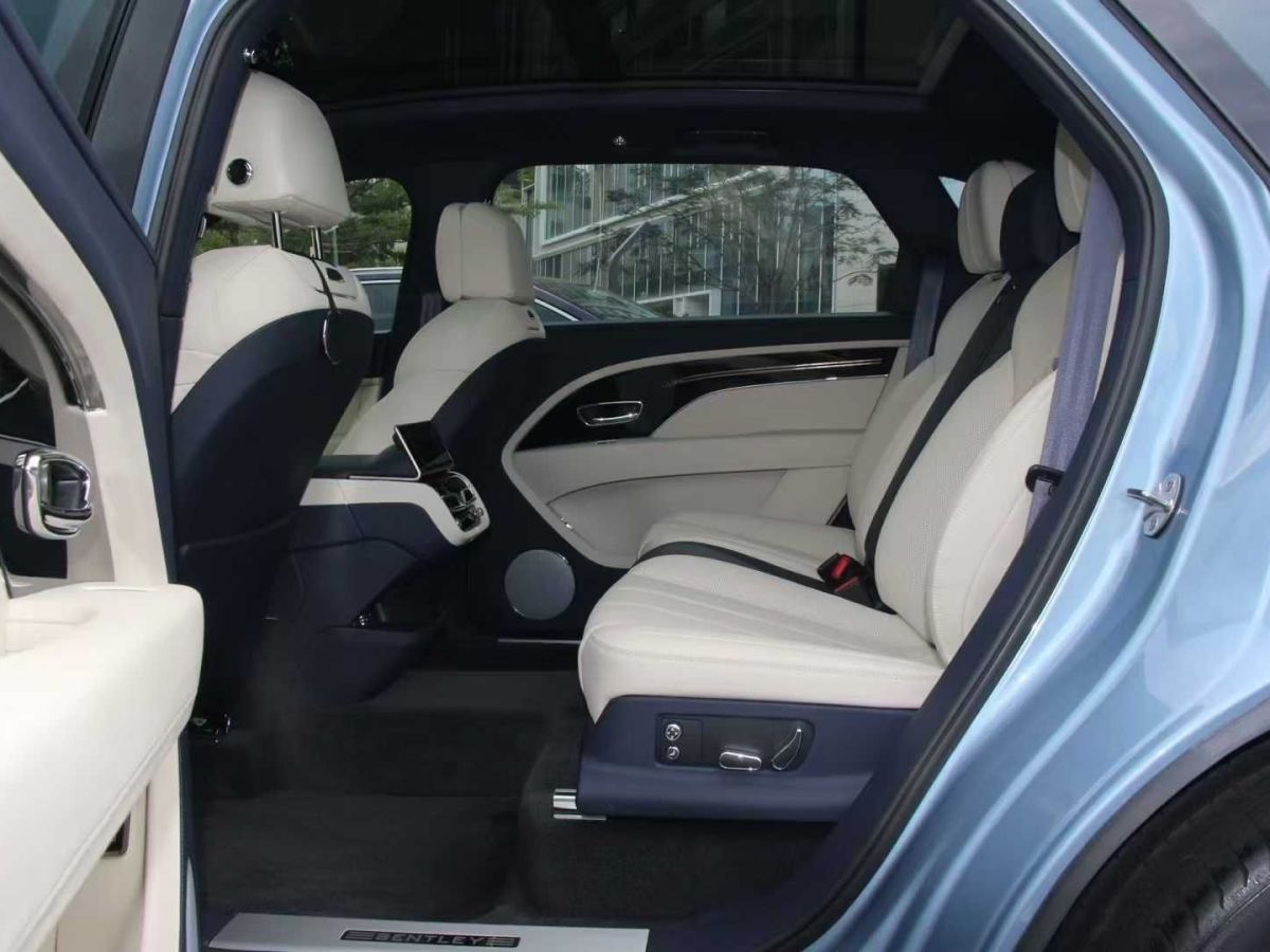 賓利 添越  2023款 4.0T V8 長(zhǎng)軸距版圖片