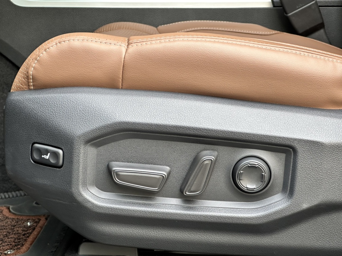 丰田 坦途  2015款 5.7 Platinum 四驱 CrewMax 美规版图片
