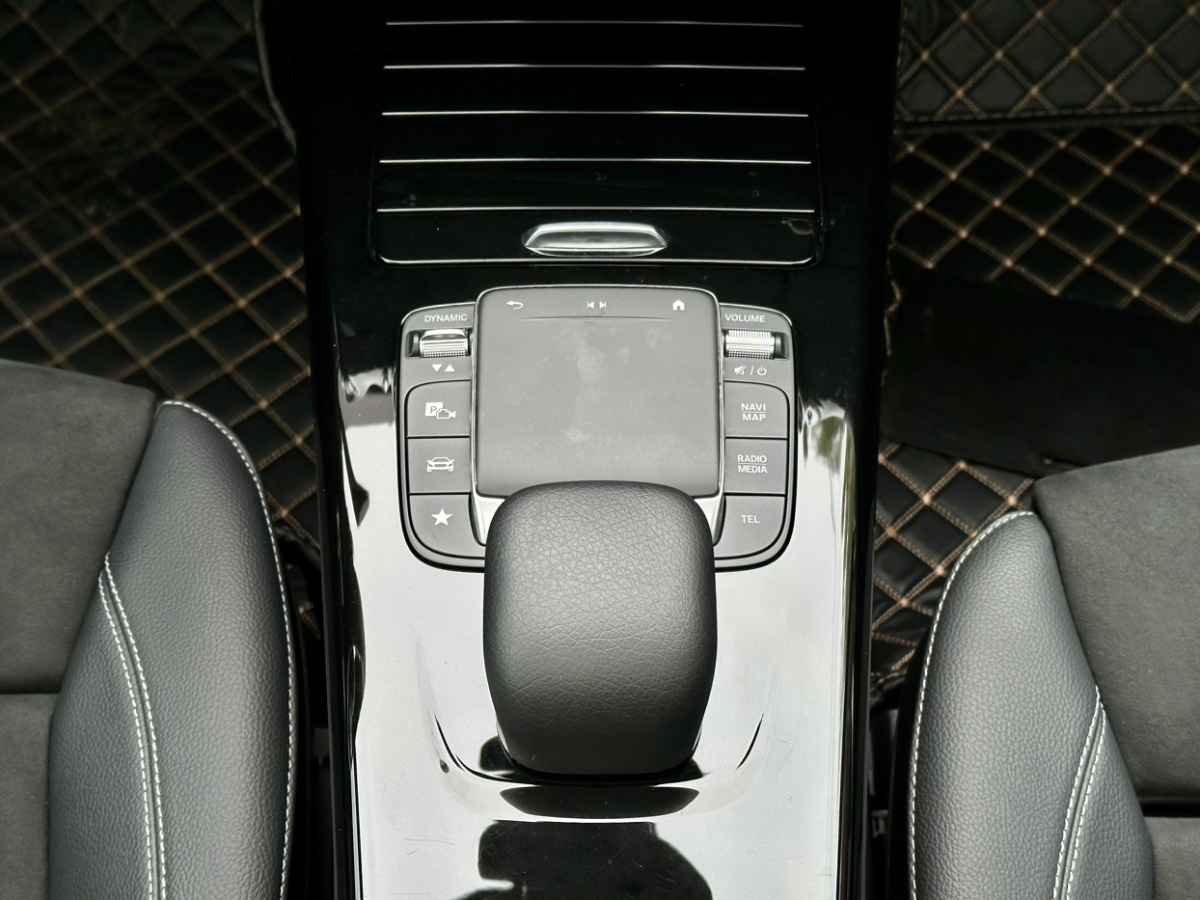 2020年5月奔驰 奔驰A级  2020款 改款 A 200 L 运动轿车时尚型