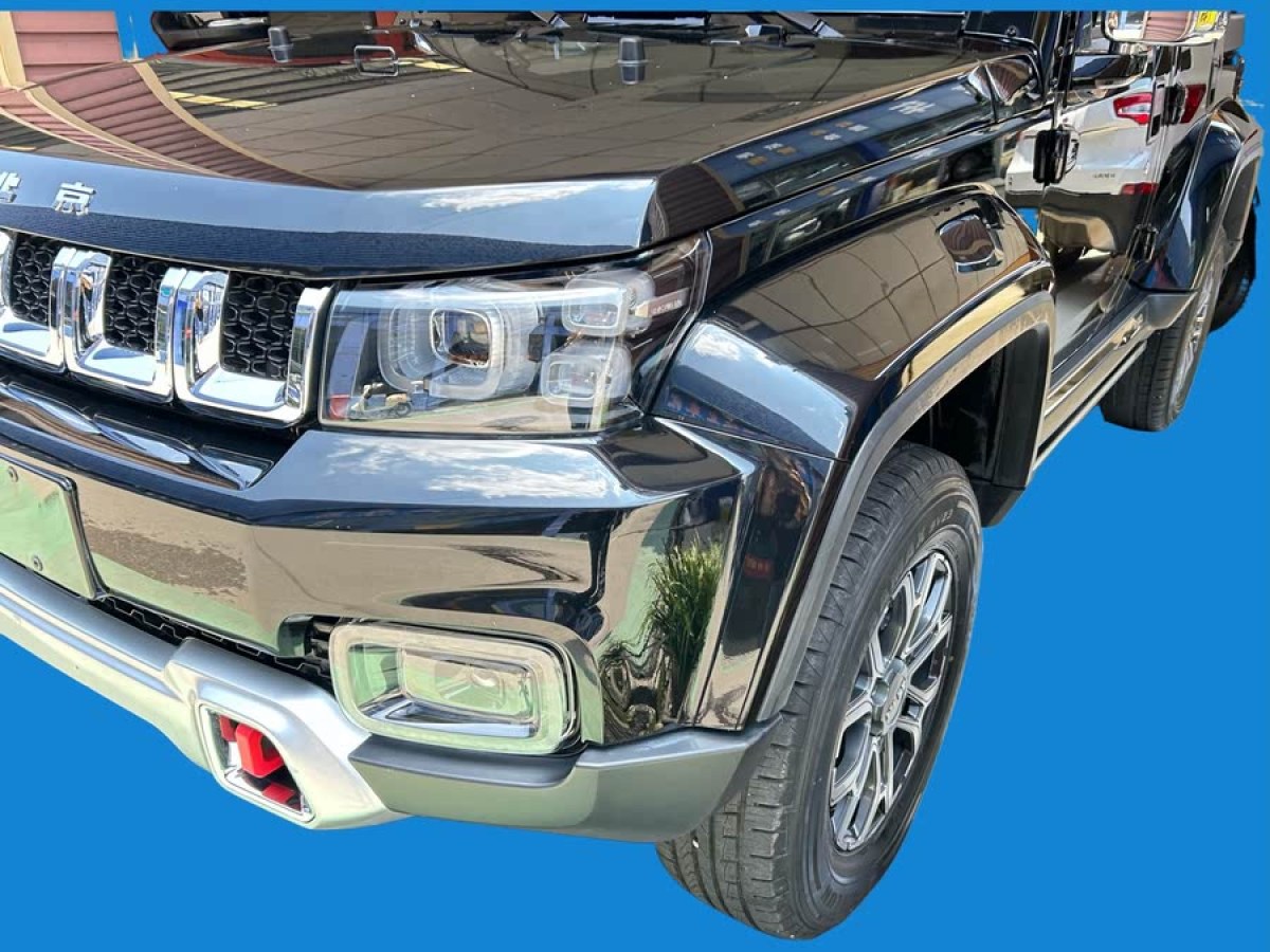 北京 BJ40  2020款 2.0T 自動(dòng)四驅(qū)城市獵人版?zhèn)b客型圖片