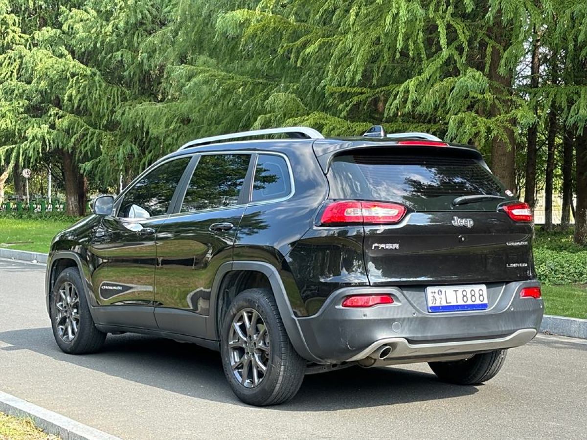 Jeep 自由光  2020款 2.0L 兩驅(qū)經(jīng)典運(yùn)動(dòng)版圖片