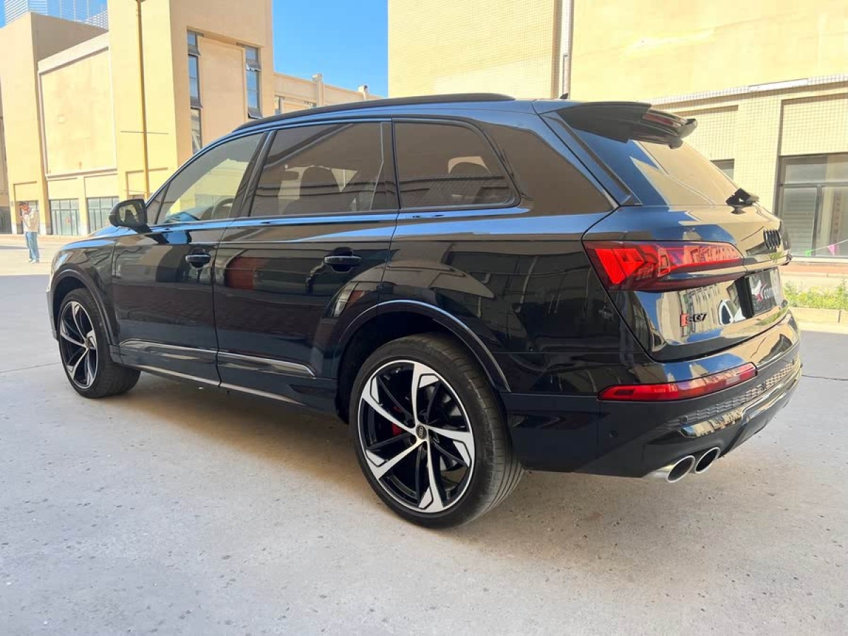 奧迪 奧迪SQ7  2024款 4.0 TFSI 暗夜騎士版圖片