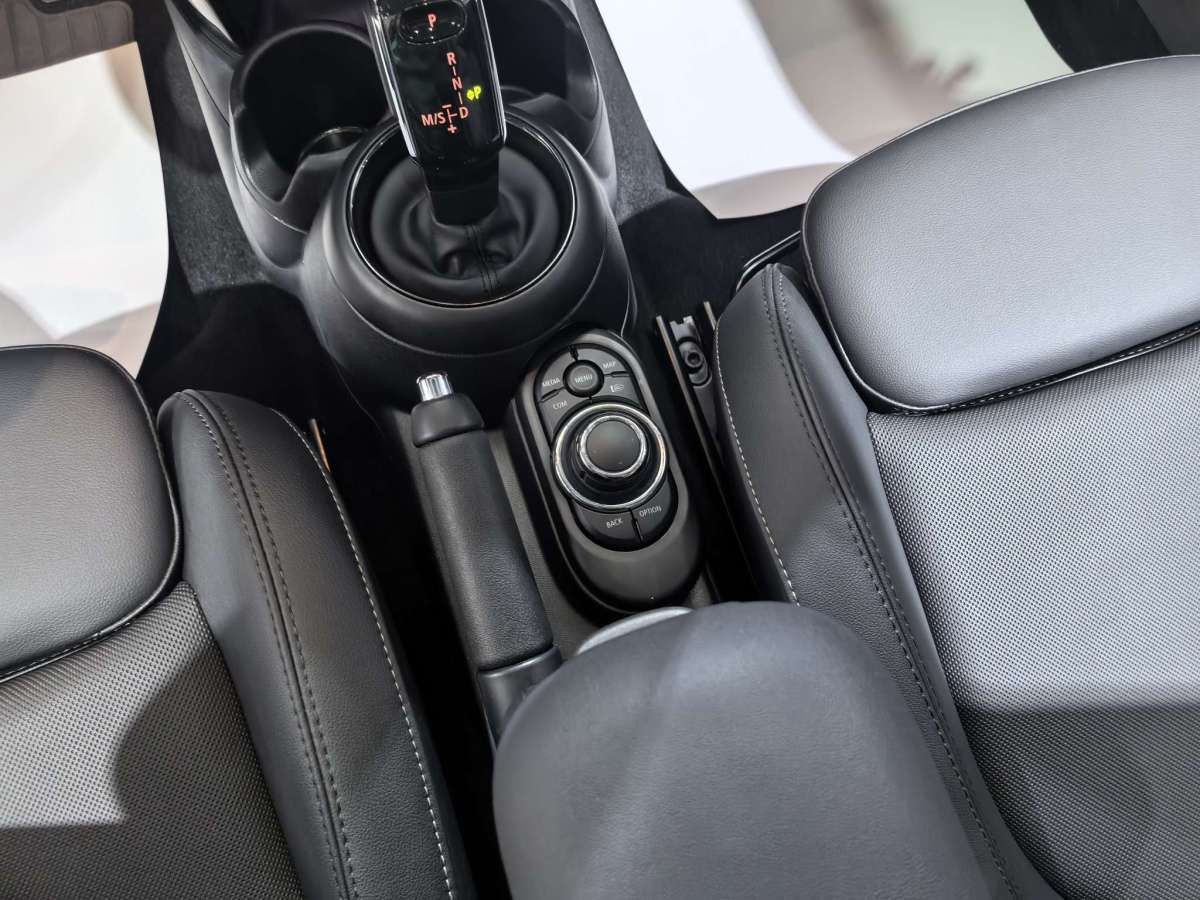 MINI MINI  2023款 1.5T COOPER 藝術(shù)家圖片