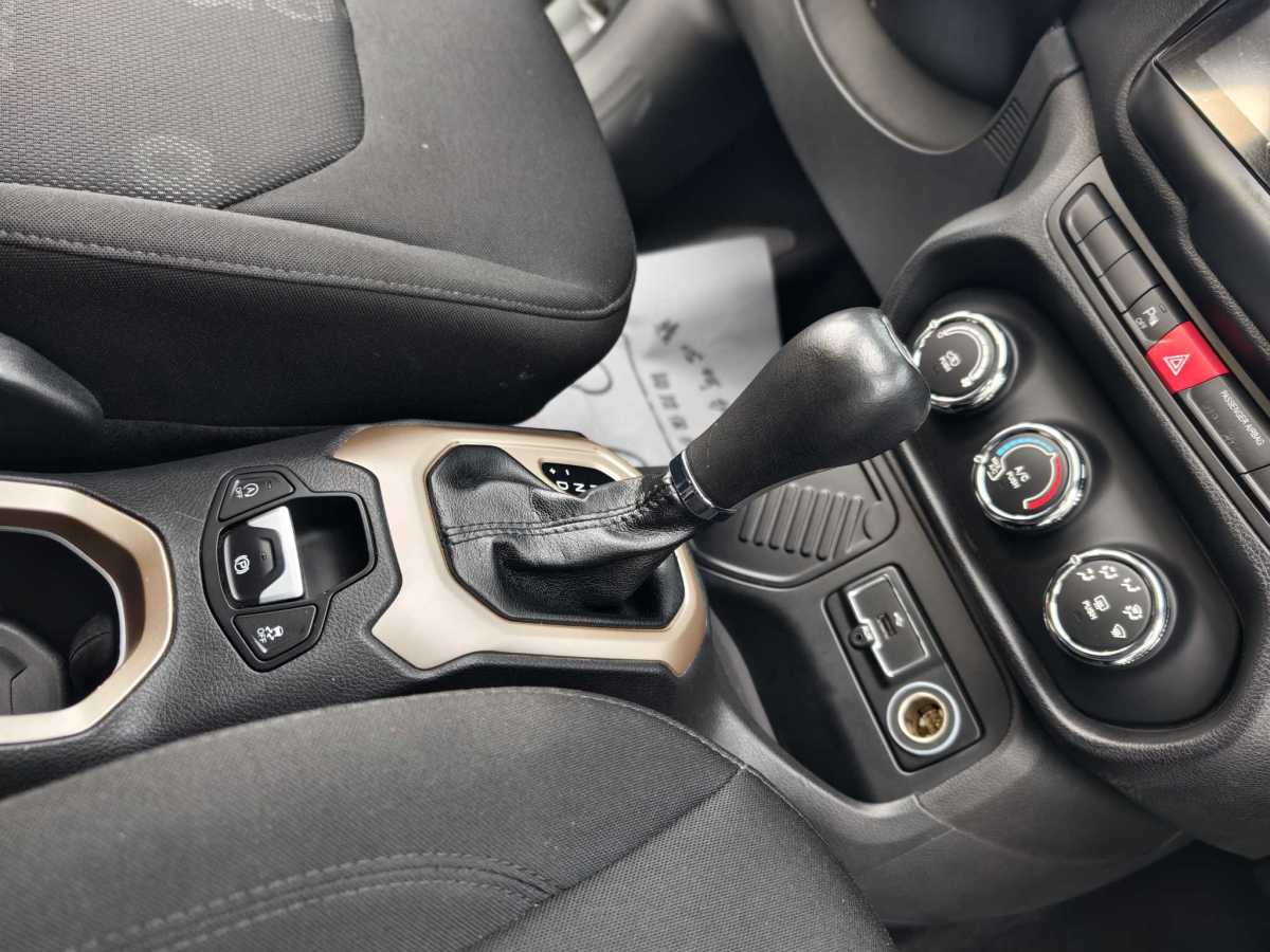 Jeep 自由俠  2018款 互聯(lián)大屏版 180T 自動高能版圖片