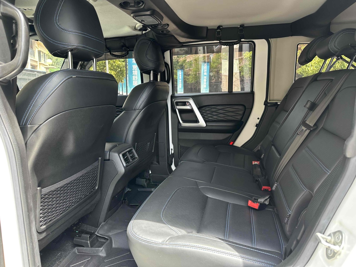 北京 BJ40  2023款 2.0D 自動(dòng)四驅(qū)刀鋒英雄版?zhèn)b客型圖片