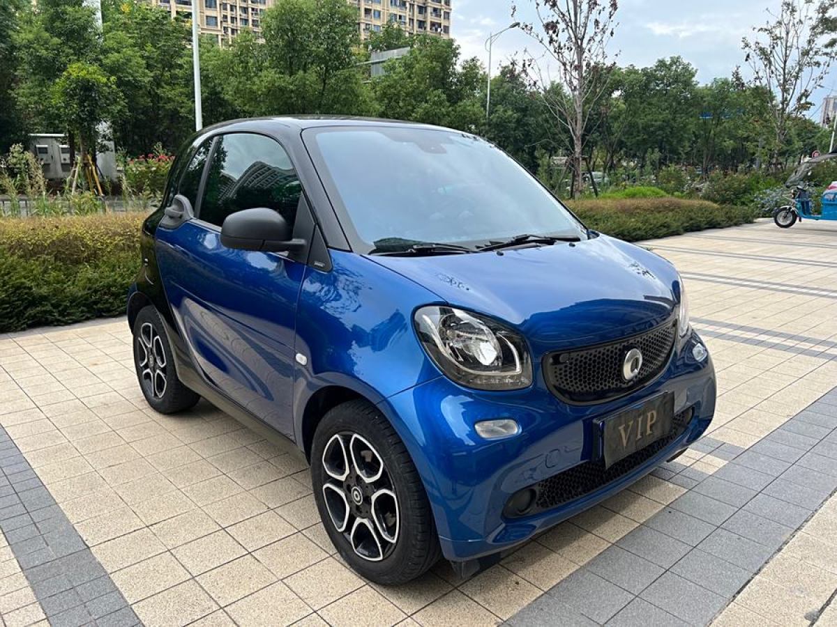 smart fortwo  2019款 0.9T 66千瓦硬頂動(dòng)擎版 國(guó)VI圖片