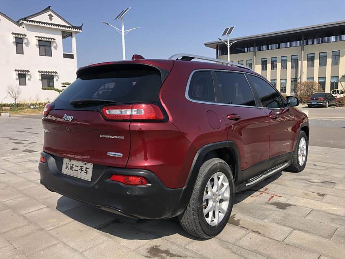 Jeep 自由光  2016款 2.0L 優(yōu)越版圖片