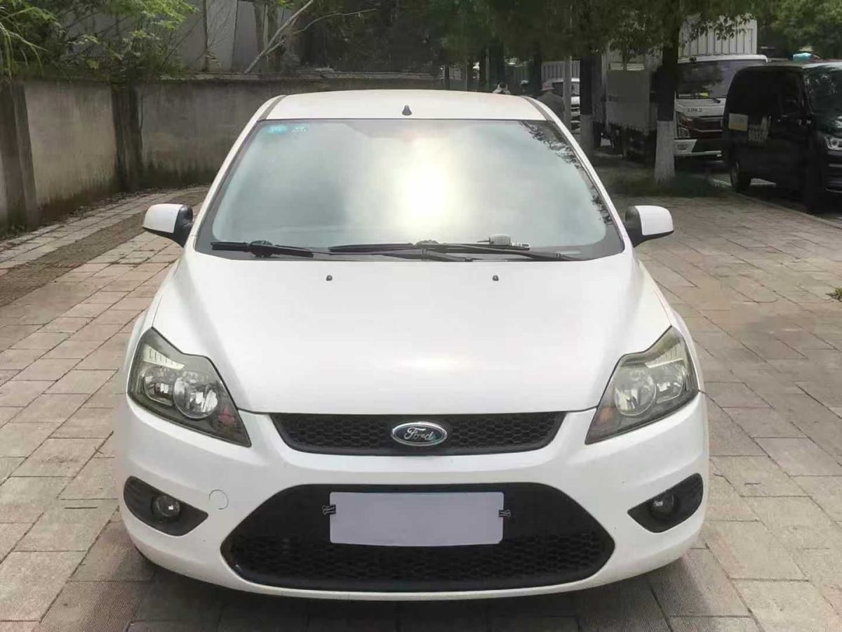 福特 ?？怂? 2014款 兩廂經(jīng)典 1.8L 手動(dòng)酷白典藏版圖片
