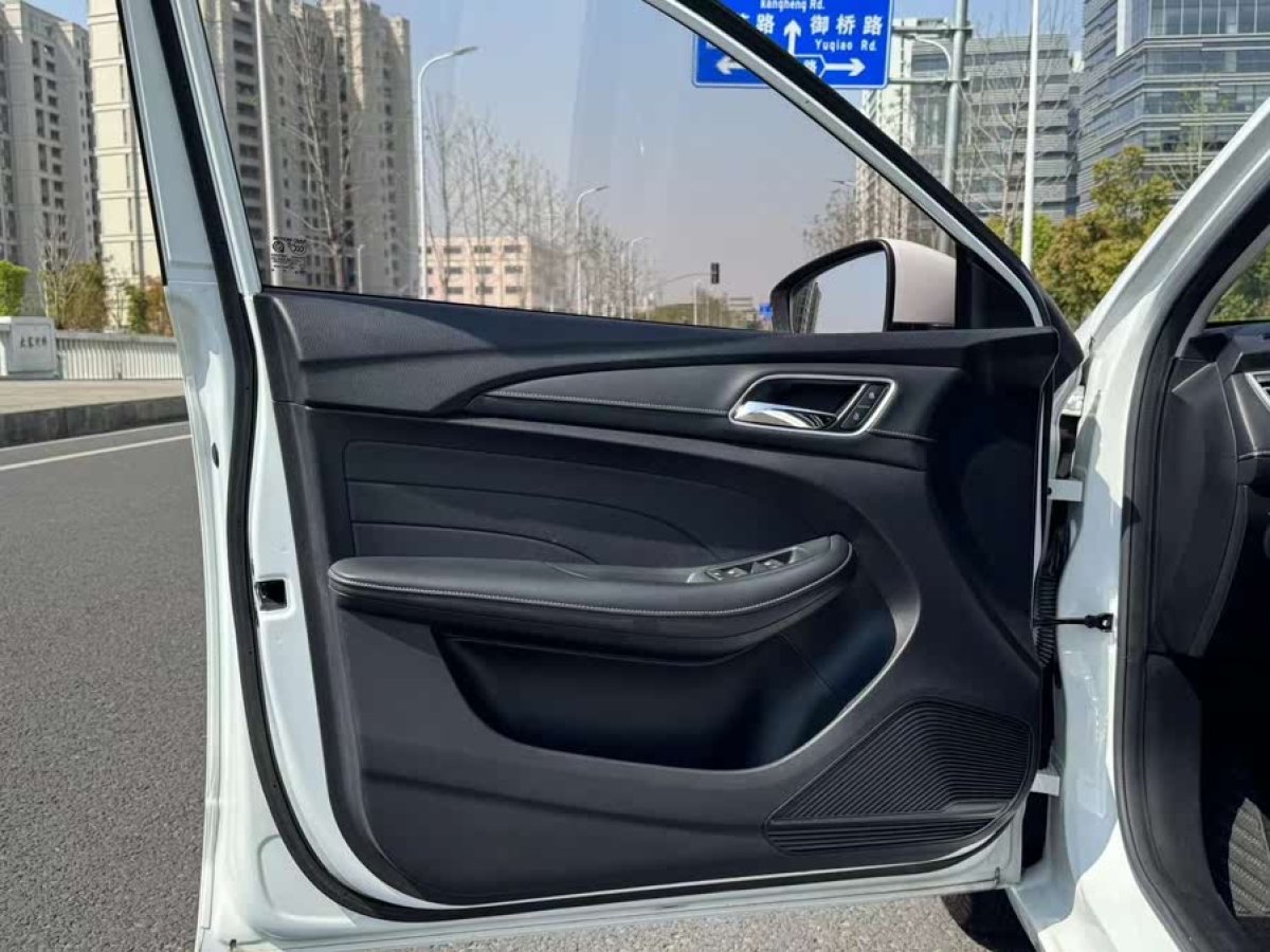 榮威 i5  2020款 1.5L 自動4G互聯(lián)領(lǐng)豪旗艦版圖片