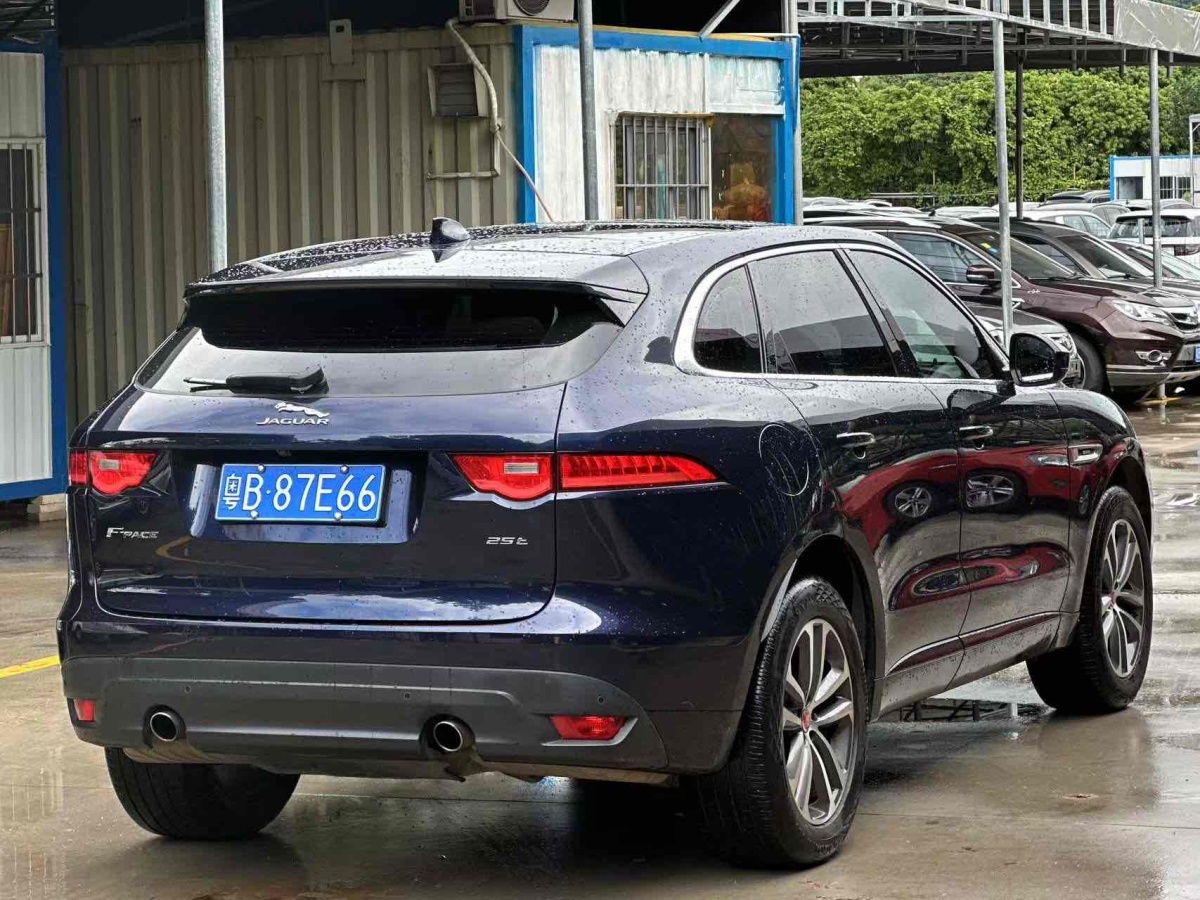 捷豹 F-PACE  2016款 2.0T 兩驅(qū)R-Sport運(yùn)動(dòng)版圖片