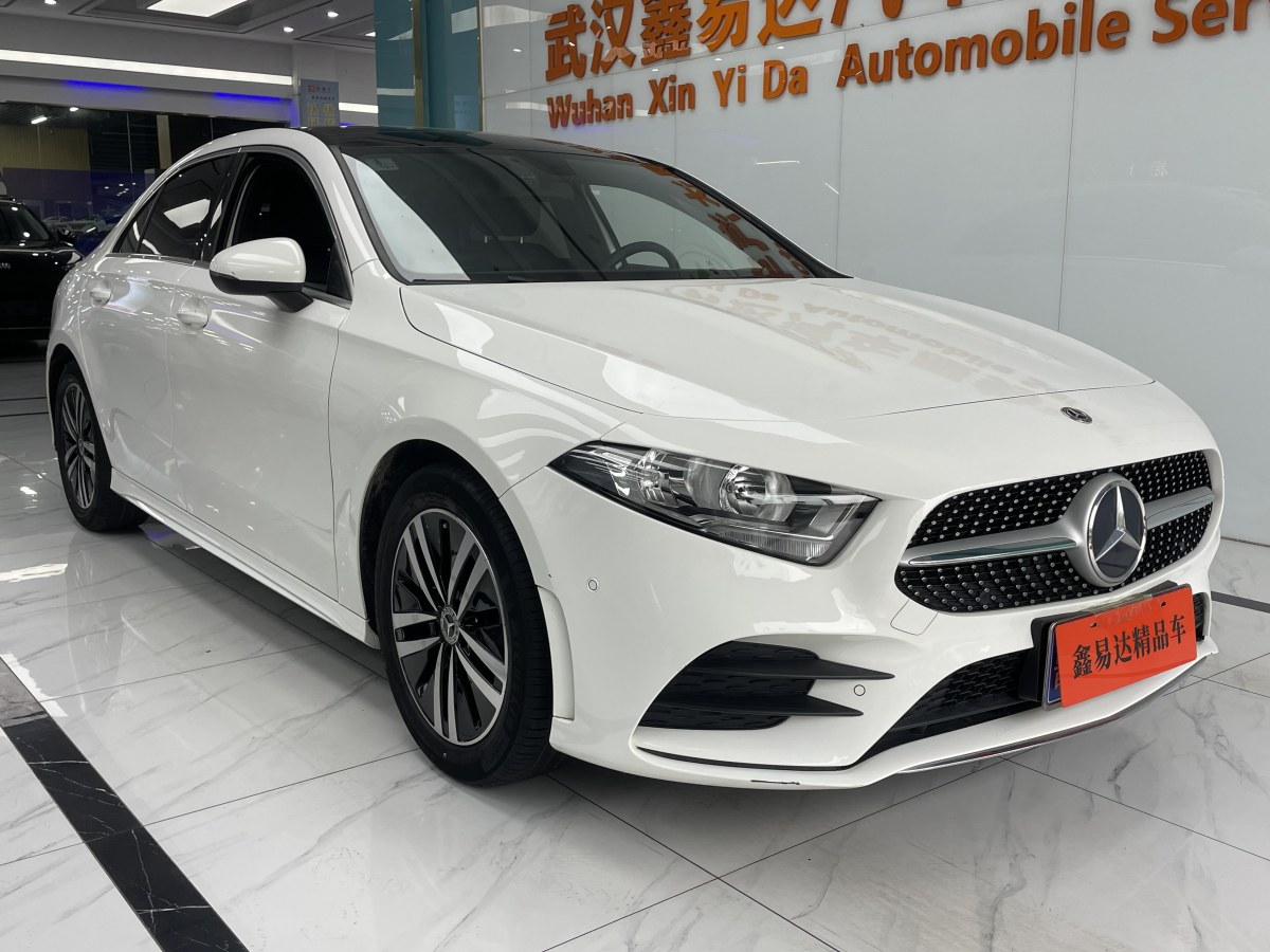 奔馳 奔馳A級(jí)  2019款  改款 A 180 L 運(yùn)動(dòng)轎車圖片