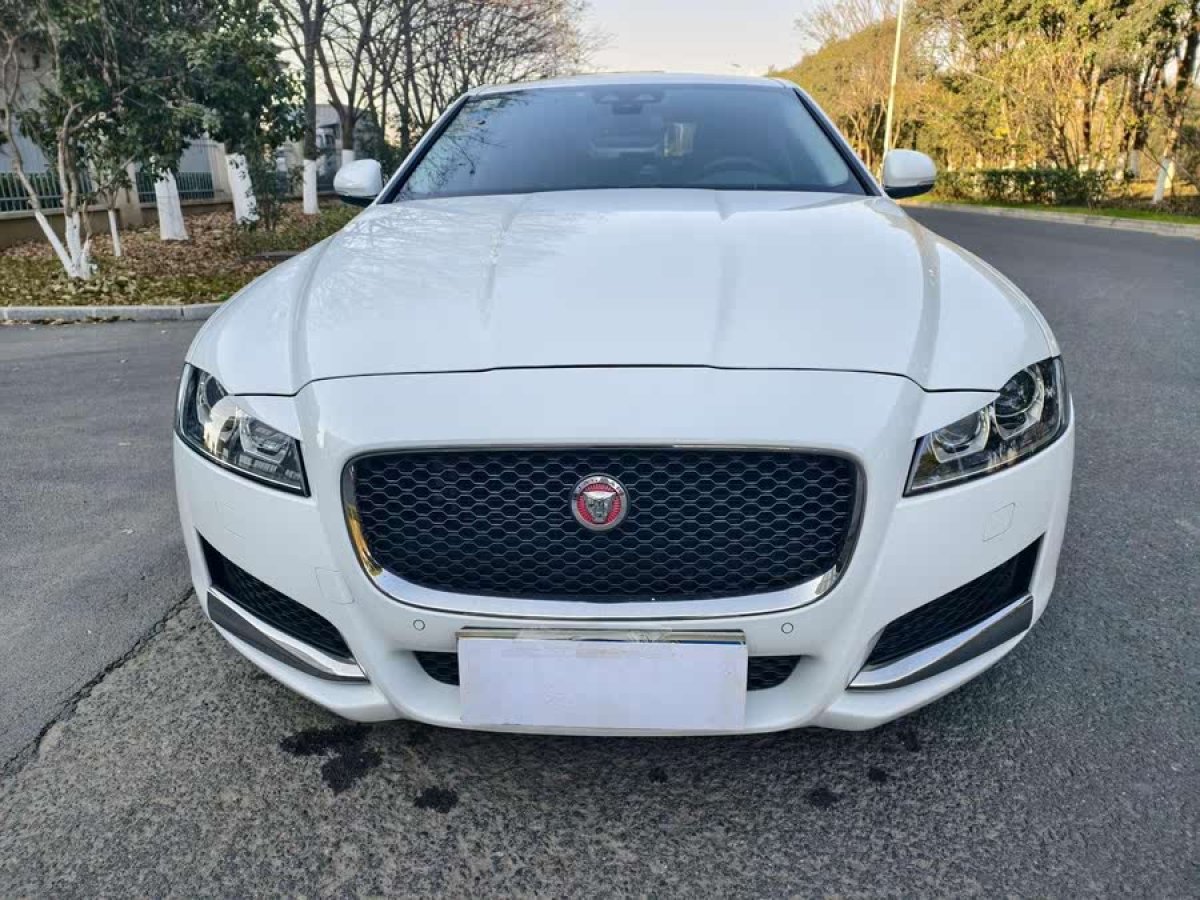捷豹 XF  2016款 XF 2.0T 兩驅(qū)風華版圖片