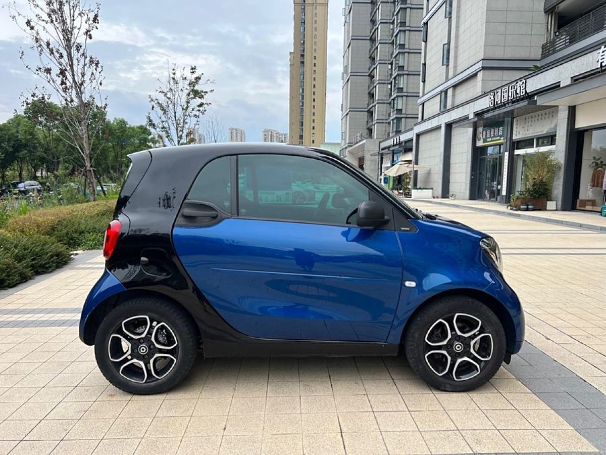 smart fortwo  2019款 0.9T 66千瓦硬頂動(dòng)擎版 國(guó)VI圖片