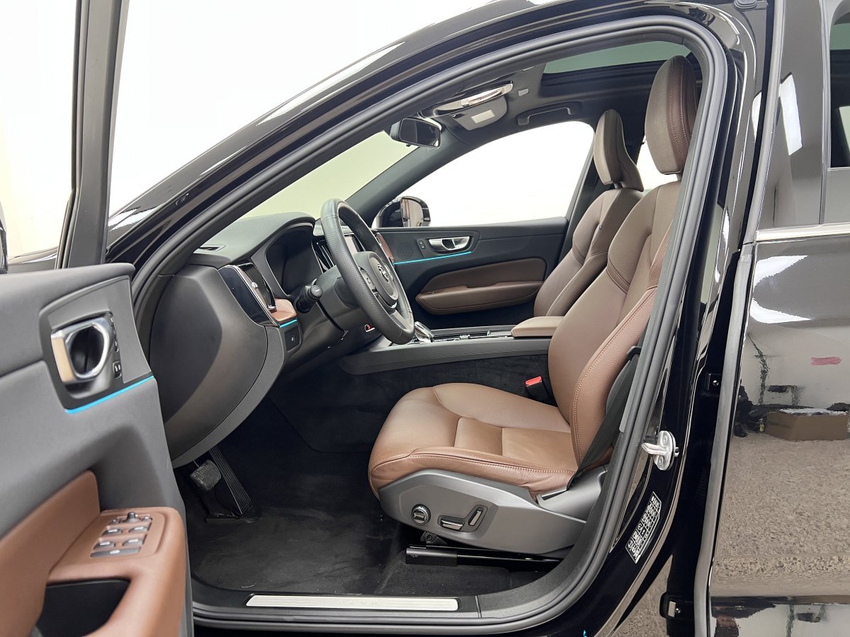 沃爾沃 XC60  2023款 B5 四驅智逸豪華版圖片