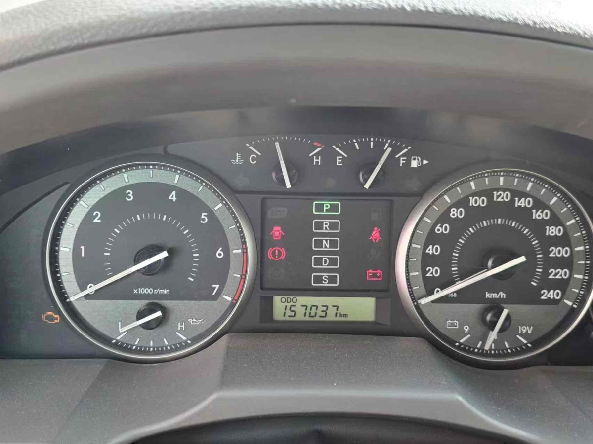 2013年3月丰田 兰德酷路泽  2015款 4.0L V6 中东低配版