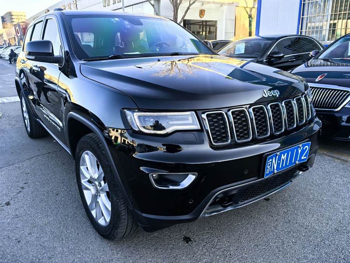 Jeep 大切諾基  2017款 3.0L 舒享導(dǎo)航版圖片