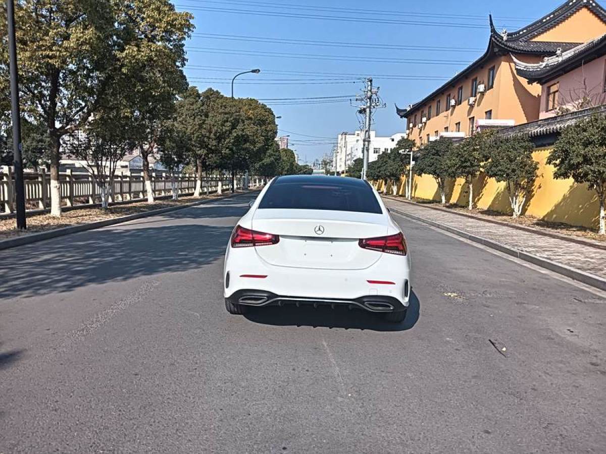 奔馳 奔馳A級(jí)  2019款 A 200 L 運(yùn)動(dòng)轎車先行特別版圖片