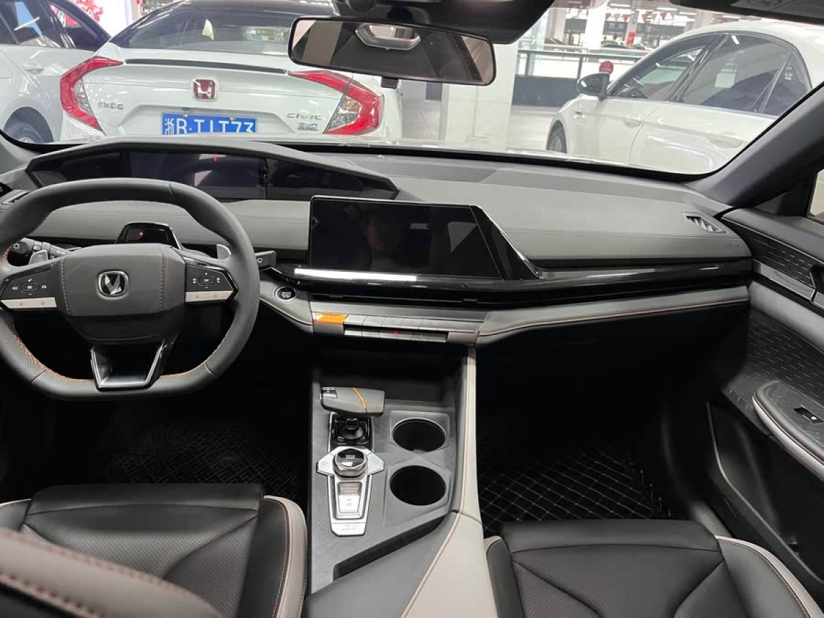 長(zhǎng)安 長(zhǎng)安UNI-V  2023款 1.5T 尊貴型圖片