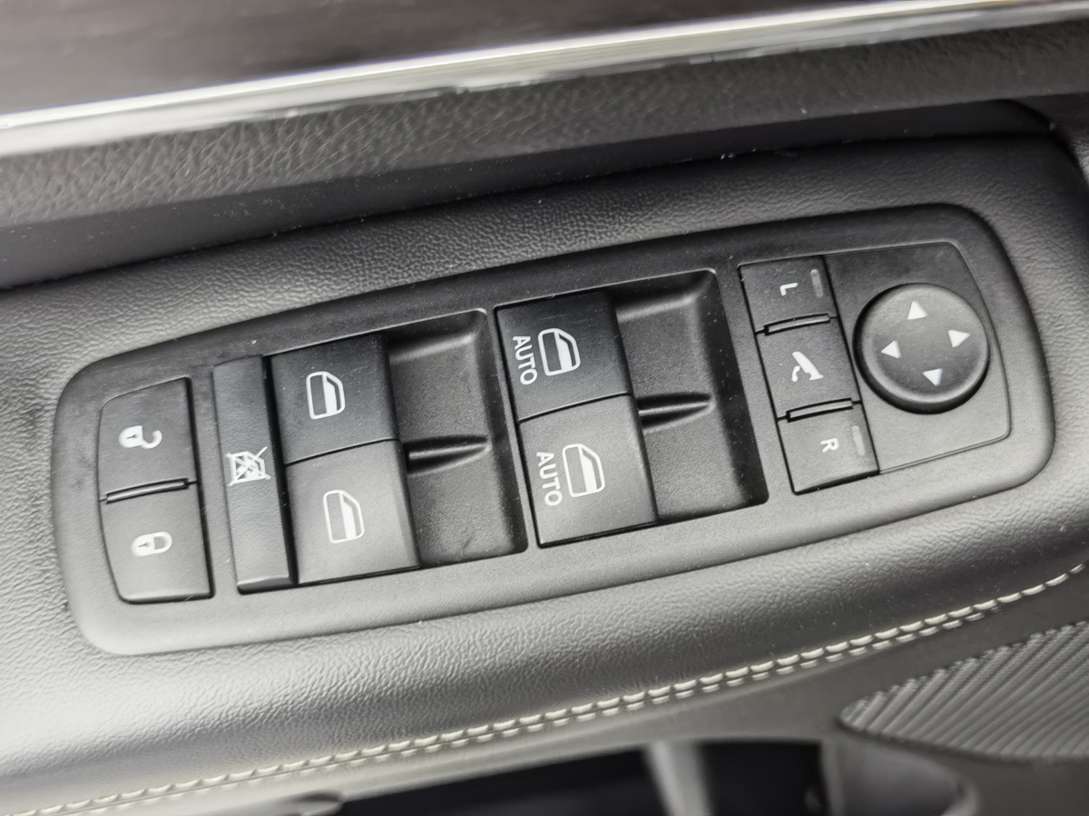2015年4月Jeep 大切诺基  2014款 3.0L 舒享导航版