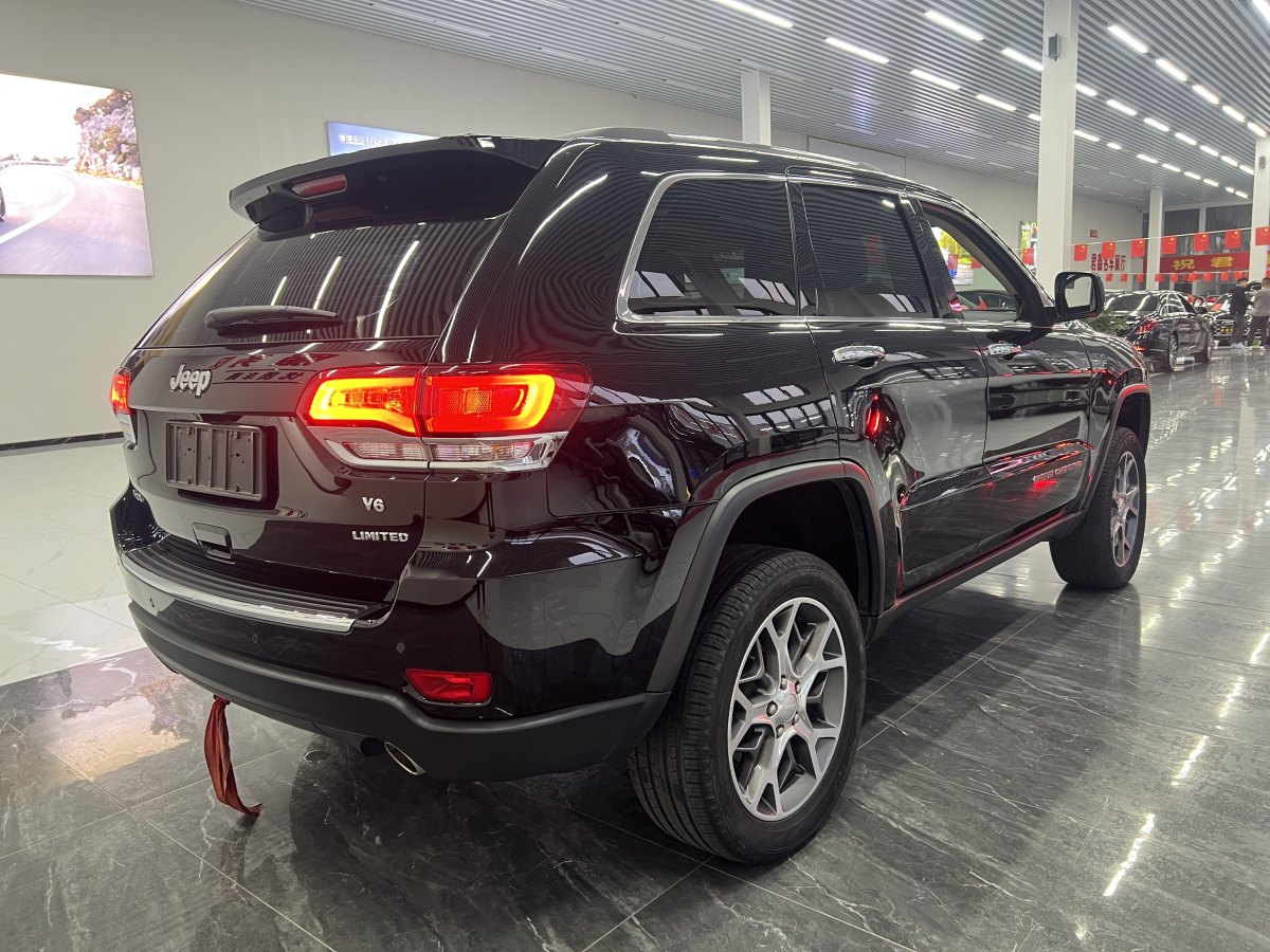 Jeep 大切諾基  2020款 3.0L 精英導(dǎo)航版圖片