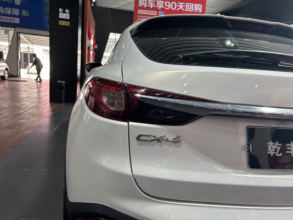 馬自達(dá) CX-4  2016款 2.0L 自動兩驅(qū)藍(lán)天品位版圖片