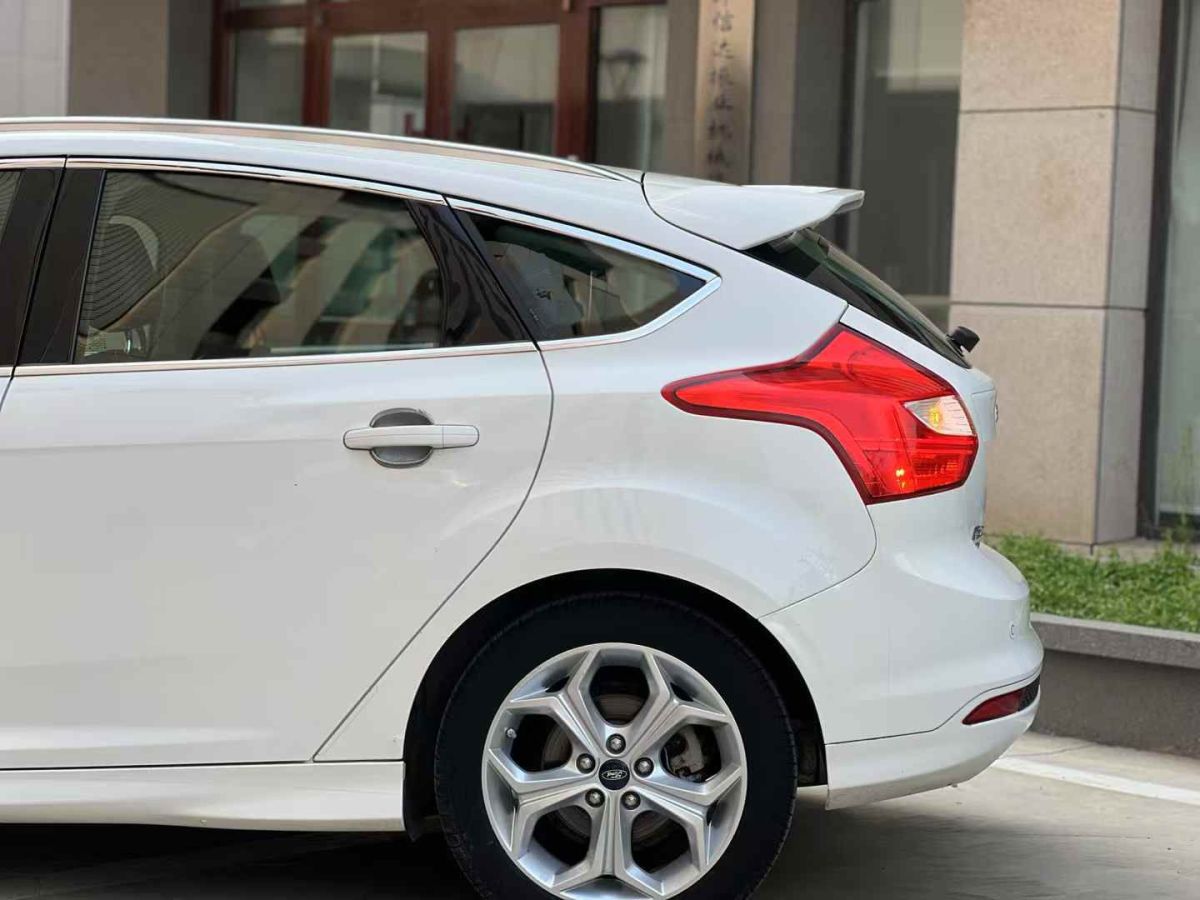 福特 ?？怂? 2014款 兩廂經(jīng)典 1.8L 手動(dòng)酷白典藏版圖片