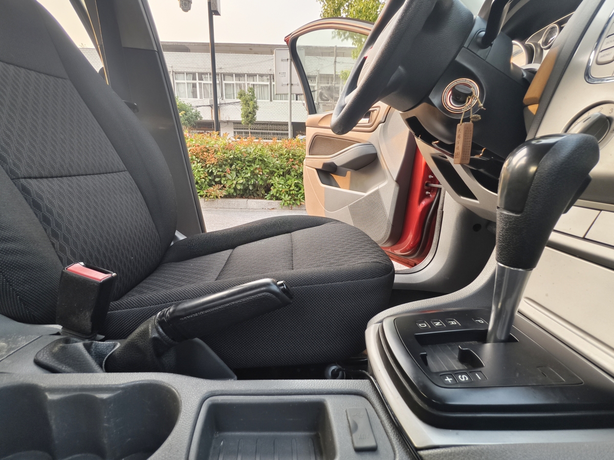 福特 ?？怂? 2013款 兩廂經(jīng)典 1.8L 自動(dòng)基本型圖片