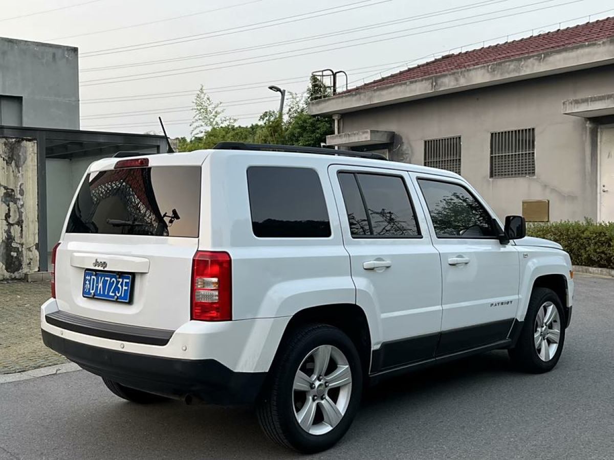 Jeep 自由客  2013款 2.4 豪華導(dǎo)航版圖片