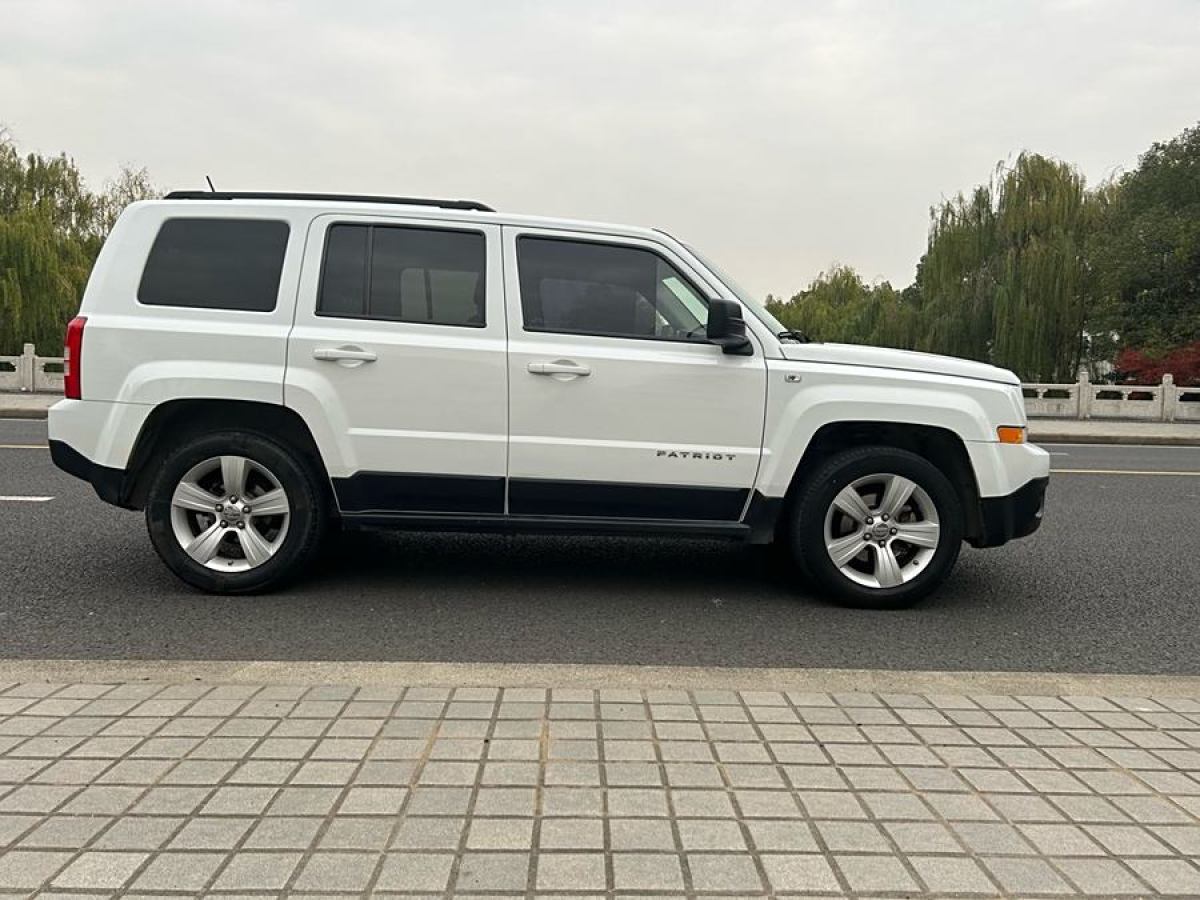 Jeep 自由客  2014款 2.4L 運(yùn)動版圖片