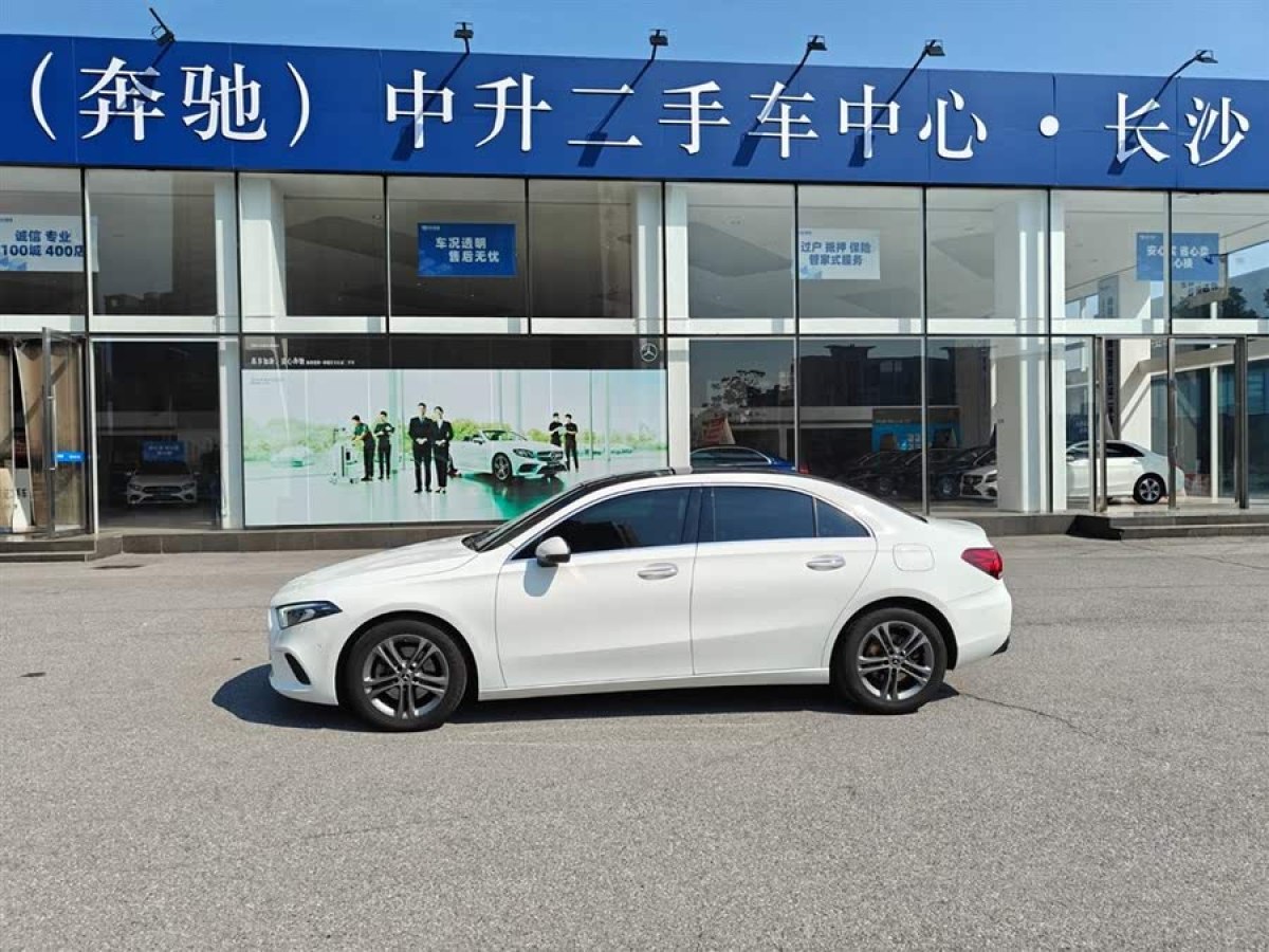 奔馳 奔馳A級(jí)  2020款 改款 A 200 L 運(yùn)動(dòng)轎車動(dòng)感型圖片