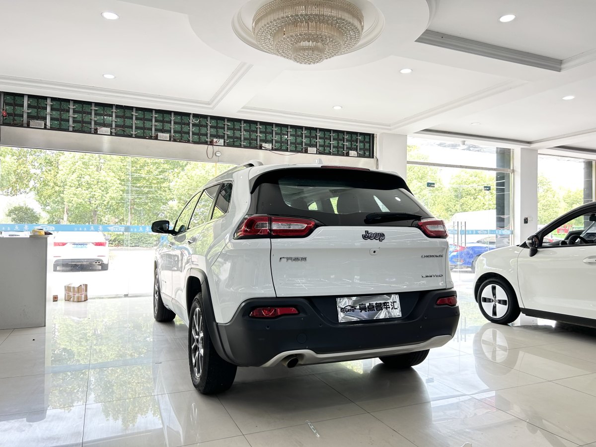 Jeep 自由光  2020款 2.0L 兩驅(qū)經(jīng)典運動版圖片