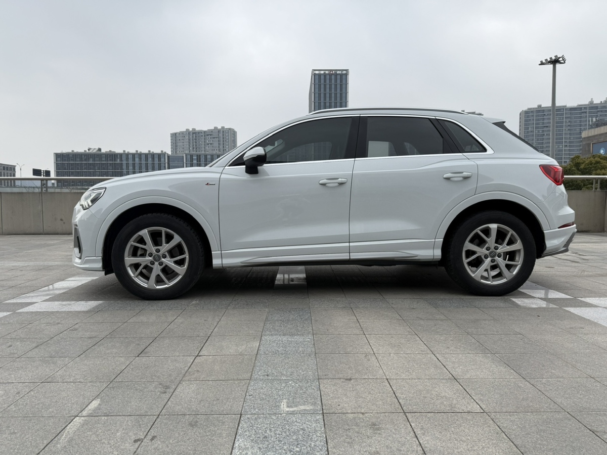 奧迪 奧迪Q3  2019款  35 TFSI 進(jìn)取動(dòng)感型圖片