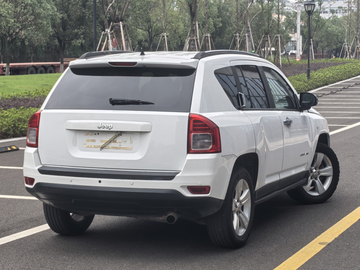 Jeep 指南者  2012款 2.4L 四驅(qū)運(yùn)動(dòng)版圖片